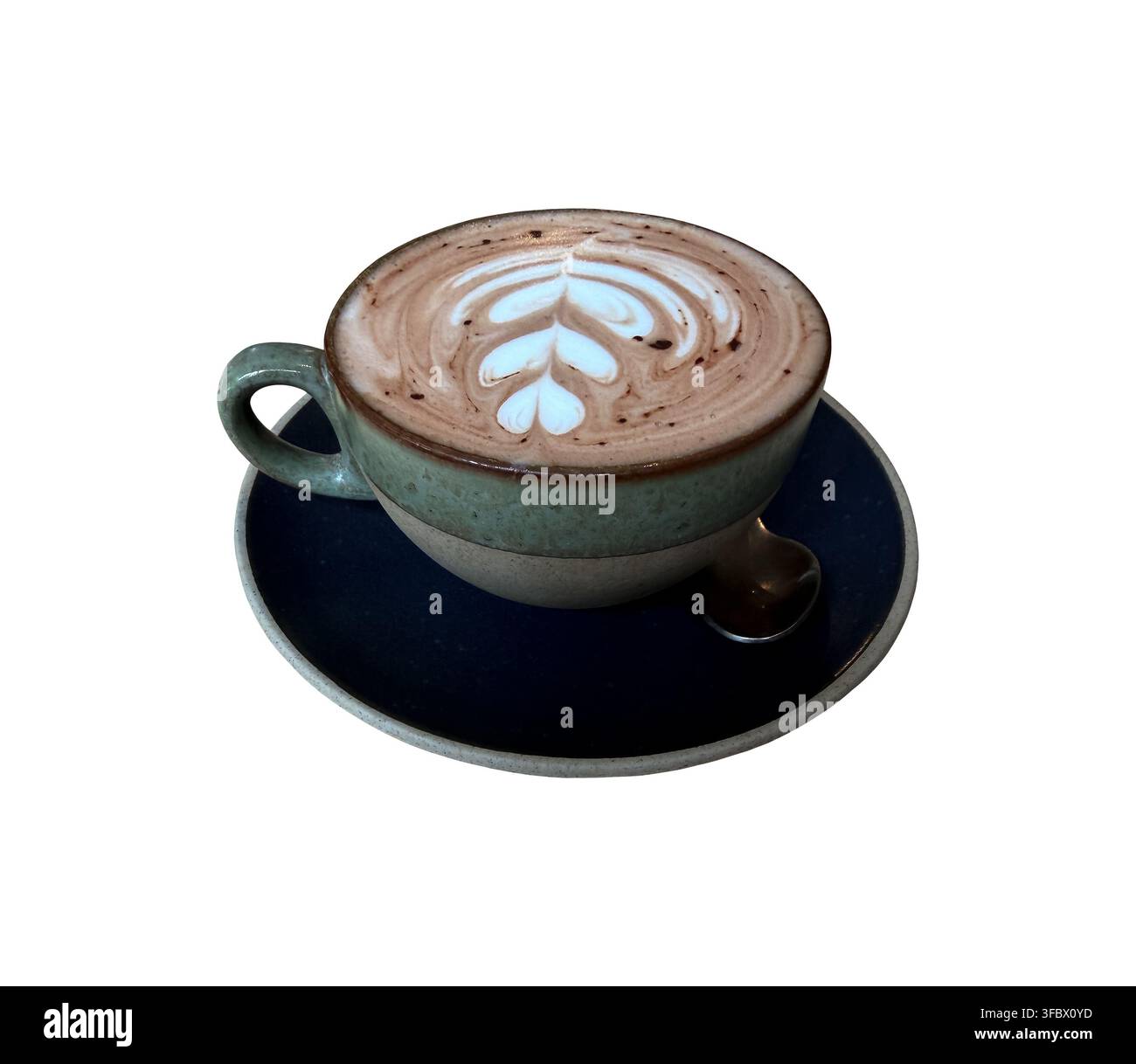 Tazza di bevanda calda Cappuccino o caffè con panna montata o latte e ornamento carino, vista laterale di tazza bianca, piattino e cucchiaio isolati oggetto ritagliato percorso di ritaglio, messa a fuoco morbida Foto Stock