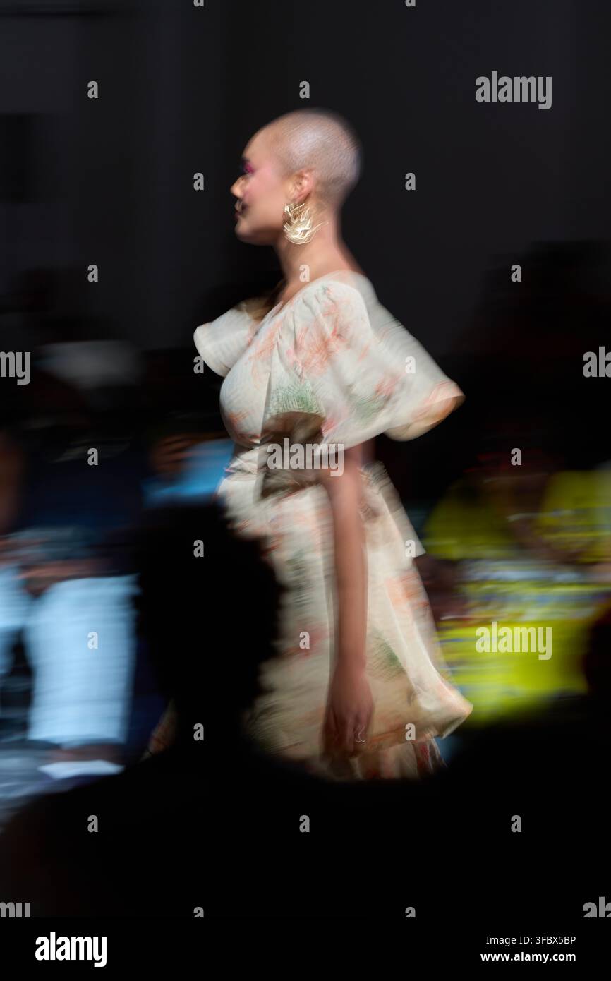 LONDRA, REGNO UNITO – 22 AGOSTO 2026: Modella sfilata alla African Fashion Week London 2026 (AFWL), indossando un design della marca di lusso H.MOR. Foto Stock