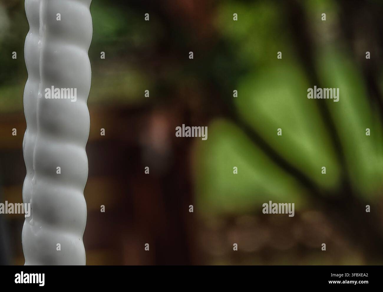 Un'immagine astratta di oggetti in un giardino. Foto Stock