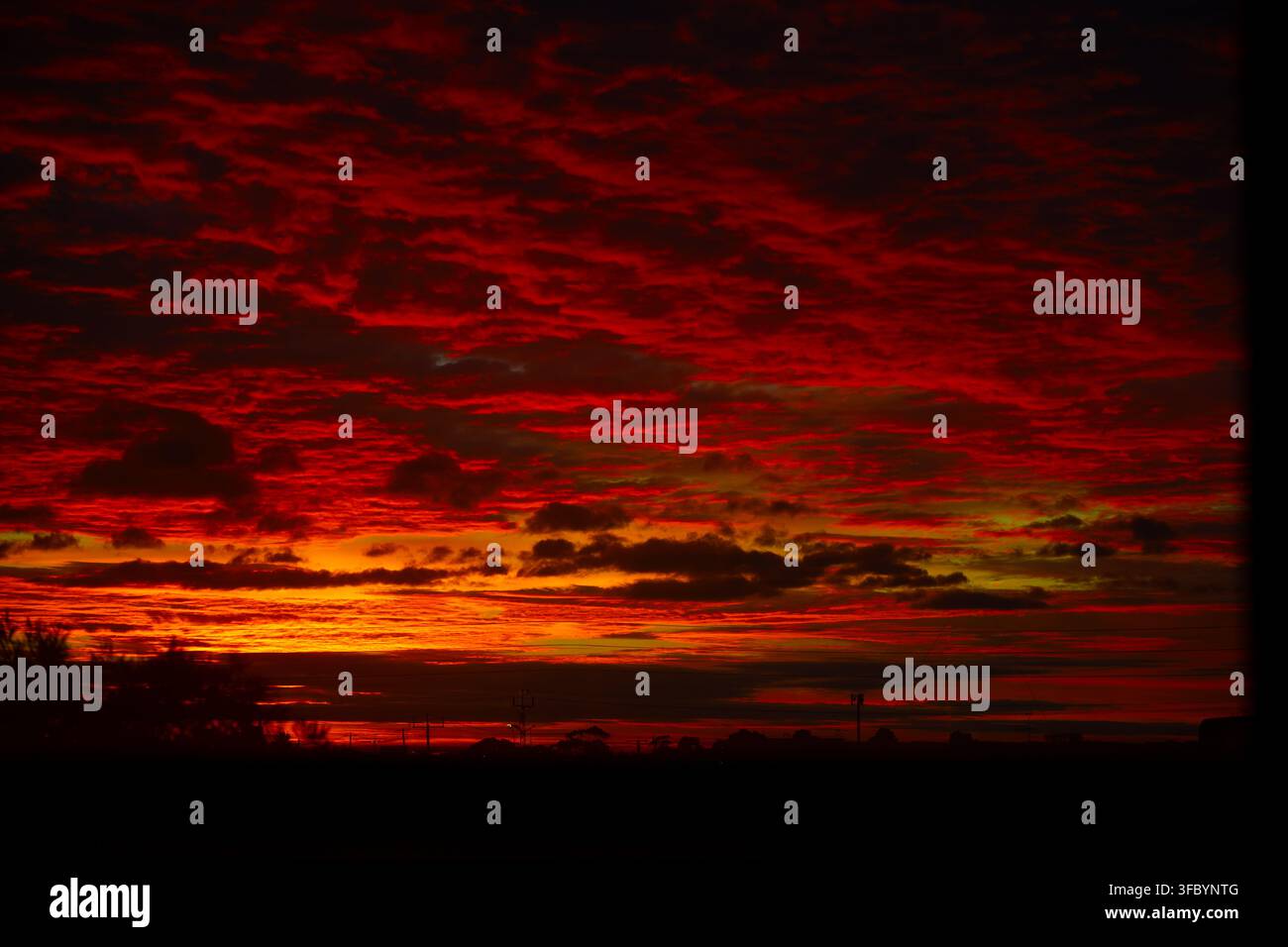 Un'alba estrema dalla mia finestra, apocalittica forse Foto Stock