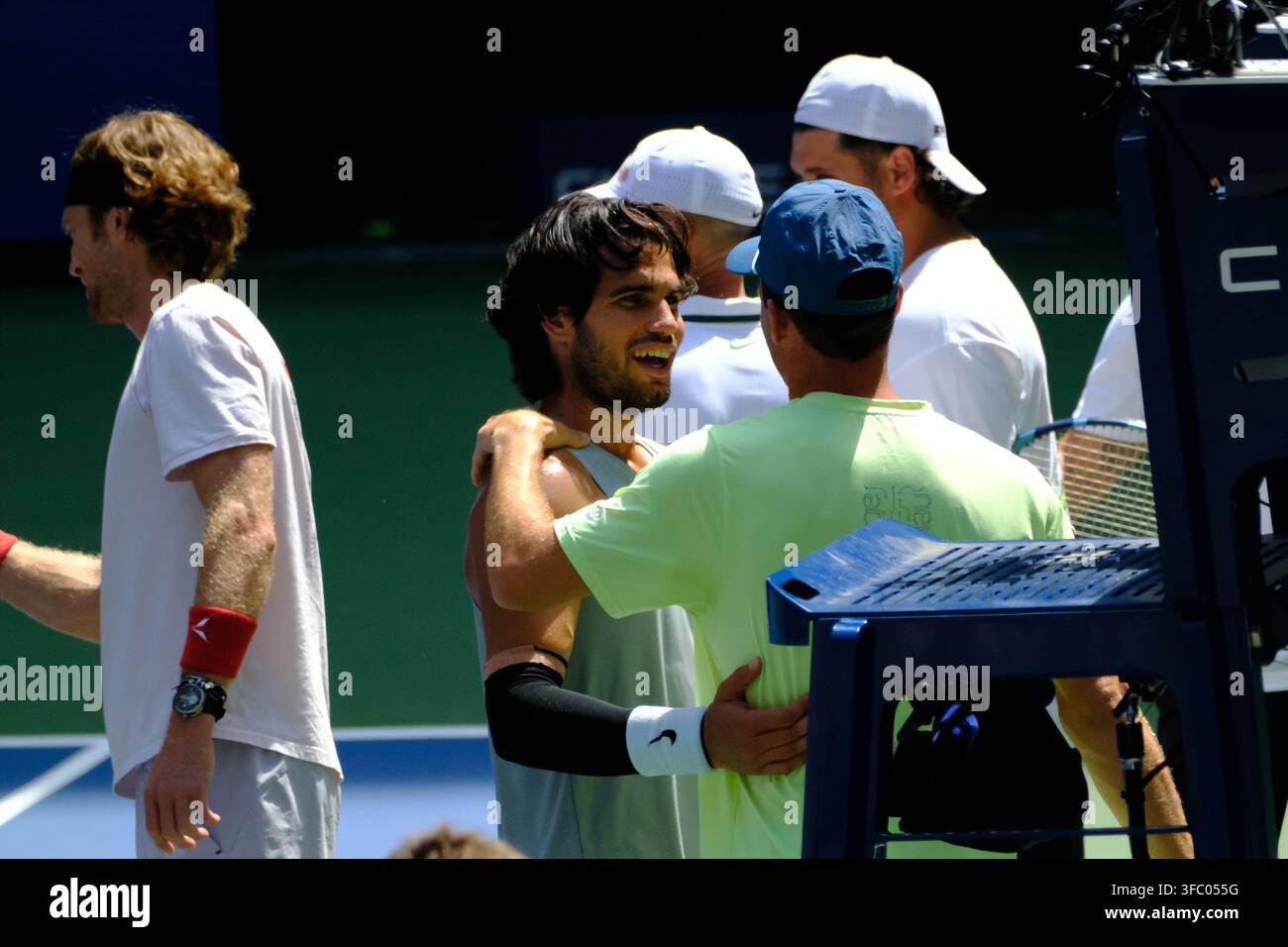 New York, New York, Stati Uniti. 24 agosto 2026. Carlos Alcaraz (Spagna) chiacchiera con Tommy Paul (Stati Uniti) durante un allenamento di preparazione per l'US Open al USTA Billie Jean King National Tennis Center. Credit: Joy Ahmed/Alamy Live News Foto Stock