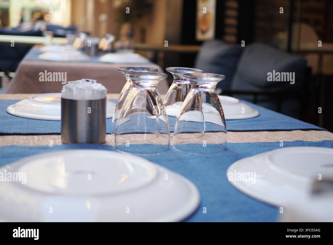 Tavolo apparecchiato per cenare in un ristorante all'aperto Foto Stock