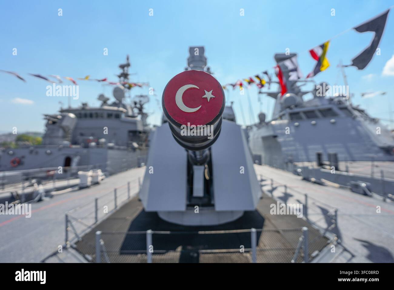 A bordo della fregata TCG ?stanbul (F-515), ormeggiata al porto durante il festival, trasformando la storica base navale di Golcuk a Kocaeli in un centro di innovazione marittima, il festival TEKNOFEST "Patria Blu" si è svolto dal 20 al 23 agosto, fondendo senza soluzione di continuità le ambizioni navali strategiche di Ankara con la competenza ingegneristica della prossima generazione. Foto Stock