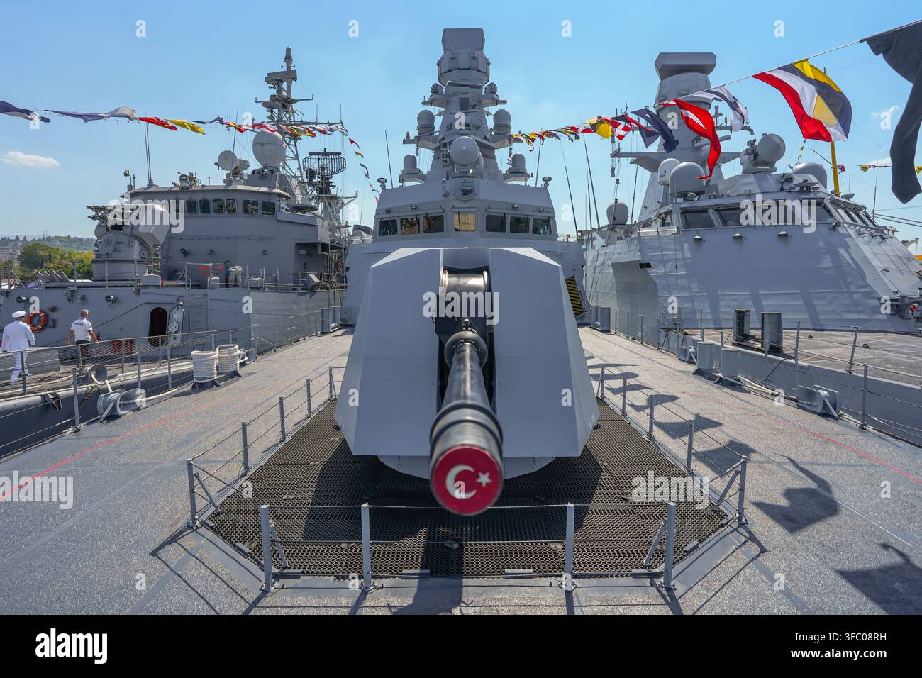 A bordo della fregata TCG ?stanbul (F-515), che era ormeggiata al porto durante il festival, trasformando la storica base navale di Golcuk a Kocaeli in un centro di innovazione marittima, il festival TEKNOFEST "Patria Blu" si è svolto dal 20 al 23 agosto, fondendo senza soluzione di continuità le ambizioni navali strategiche di Ankara con la competenza ingegneristica della sua prossima generazione. Foto Stock