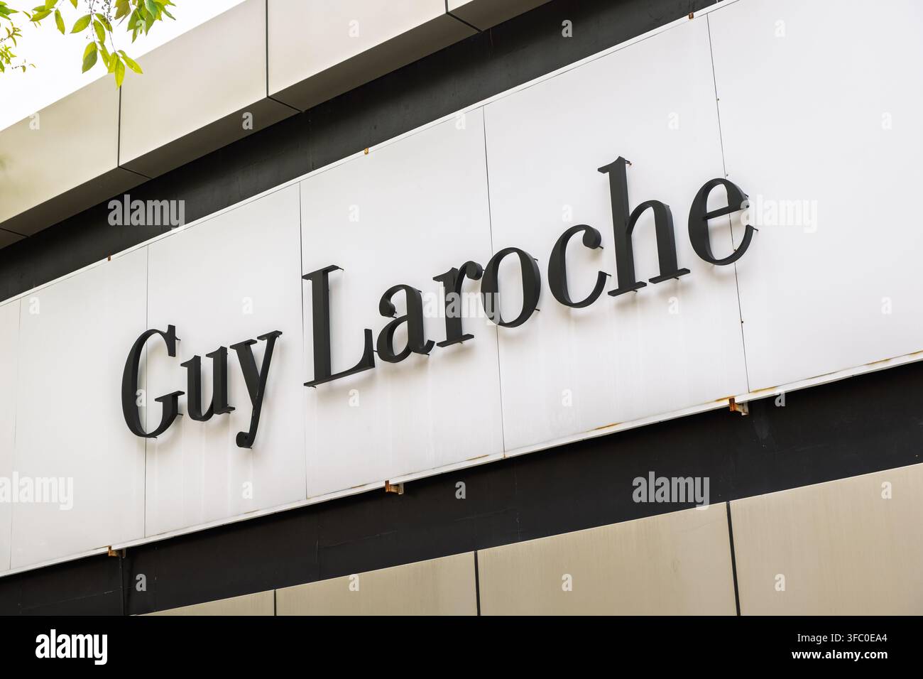 Il logo e la segnaletica del negozio di moda Guy Laroche sono montati sulla facciata esterna di un punto vendita in un centro commerciale Foto Stock