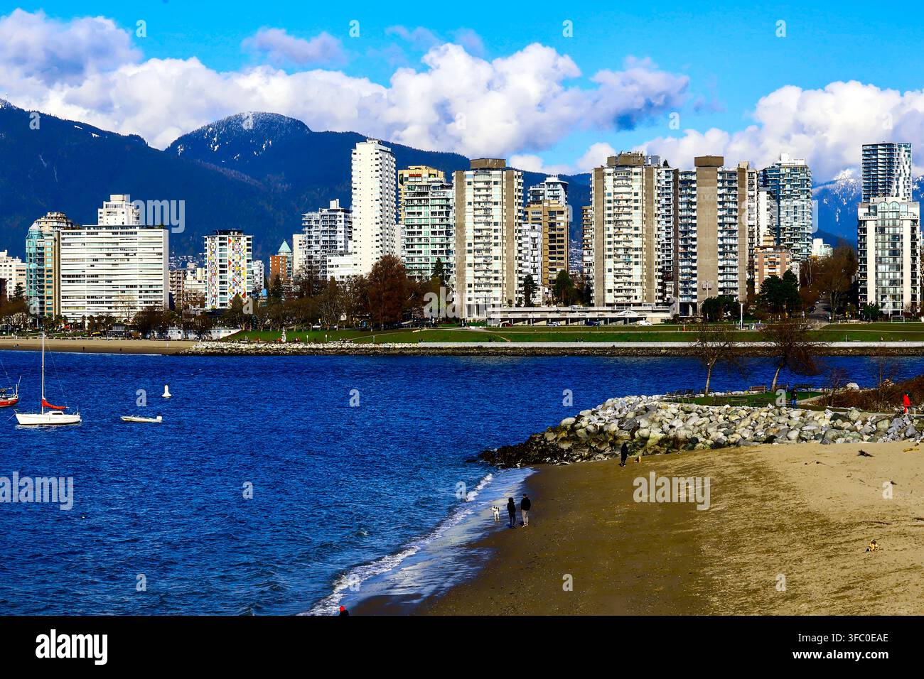 Hadden Beach con l'estremità ovest di Vancouver, BC dall'altra parte della English Bay. Foto Stock