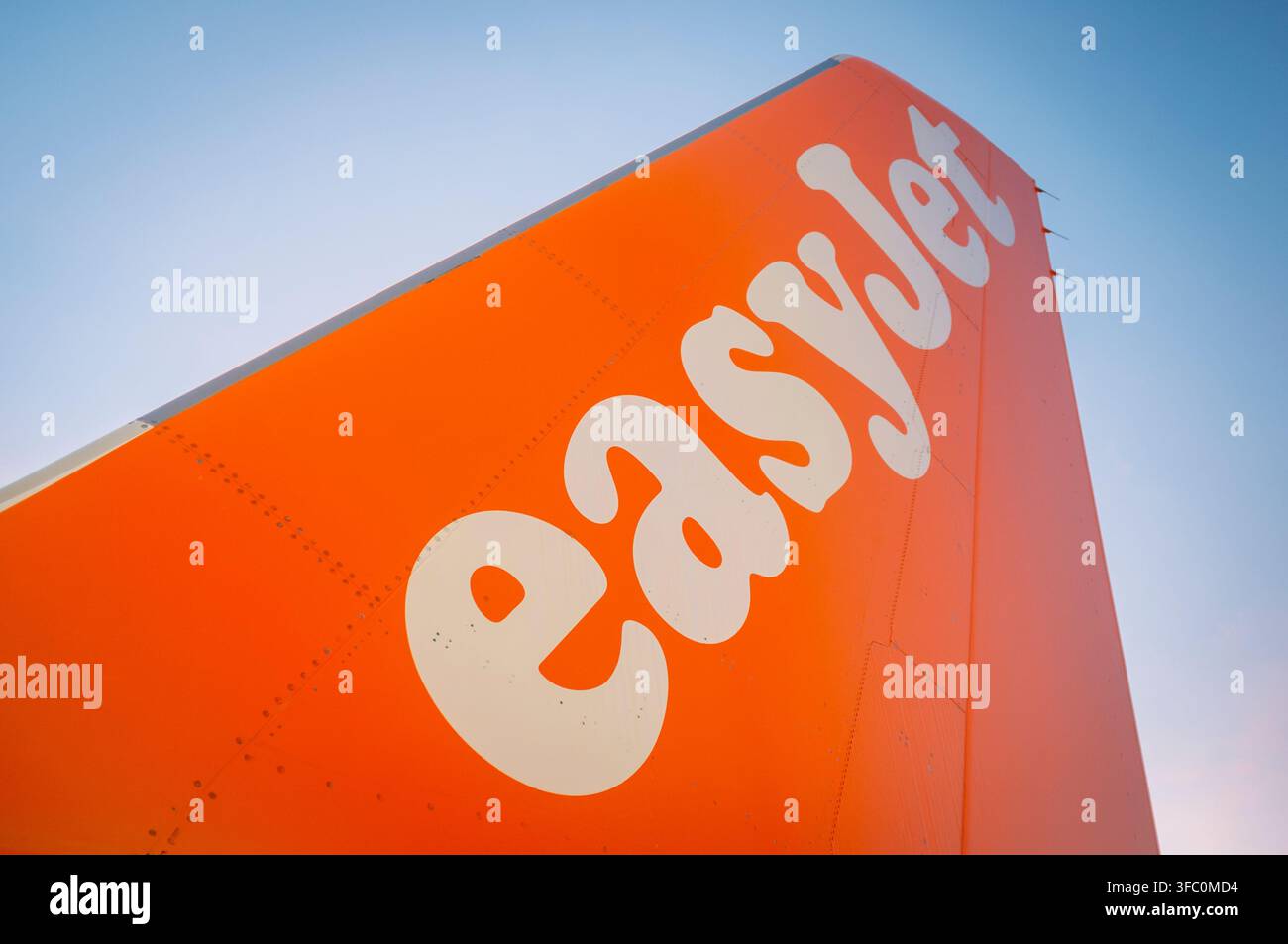 Logo EasyJet sulla coda di un aereo passeggeri Foto Stock