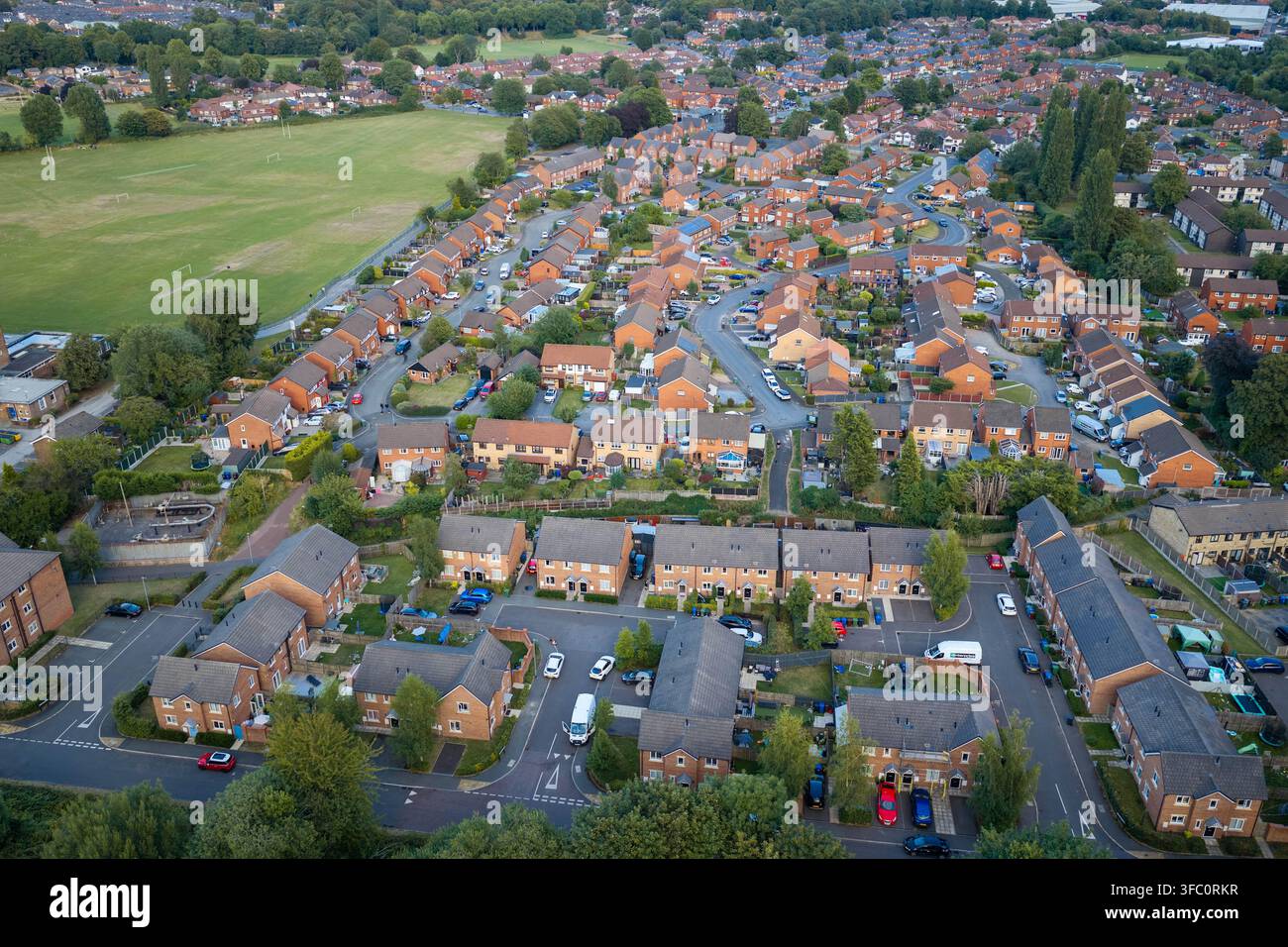 Vista aerea di vicoli ciechi suburbani, case moderne e giardini a Bury Foto Stock