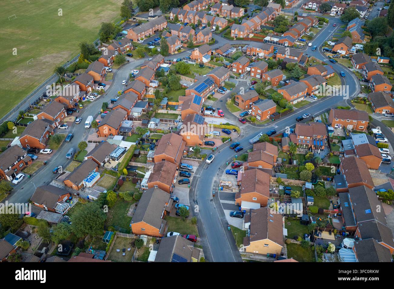 Vista aerea di vicoli ciechi suburbani, case moderne e giardini a Bury Foto Stock