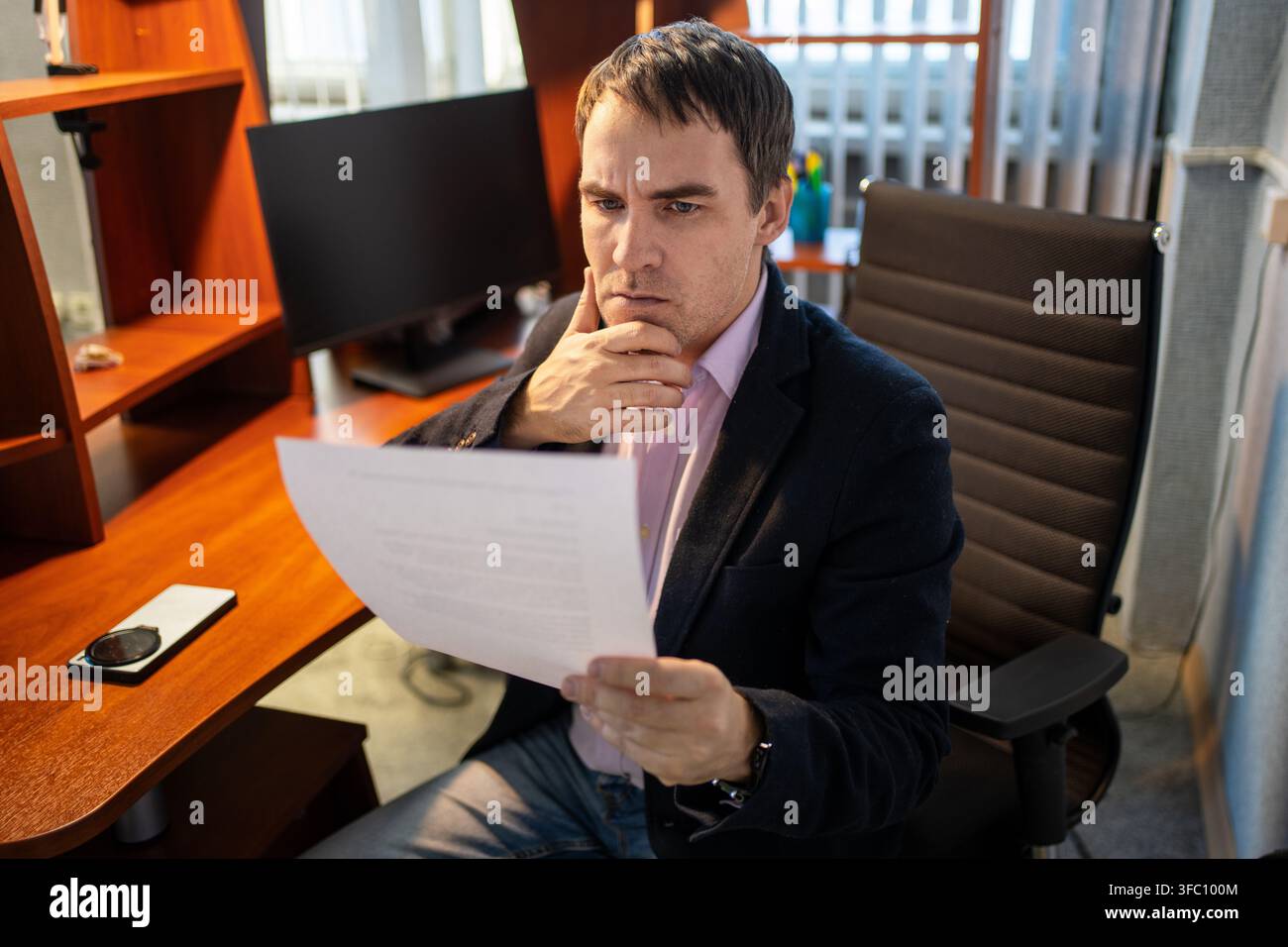 uomo d'affari impegnato che controlla documenti. un dipendente lavora con documenti in ufficio. Foto Stock