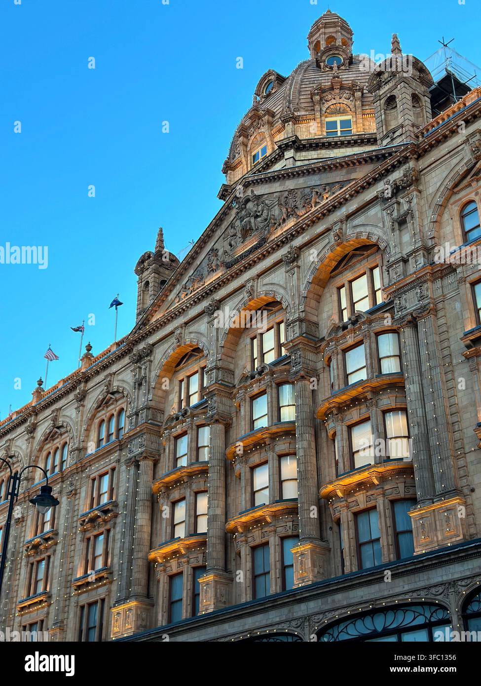 Vista esterna dell'architettura edoardiana ornata e della cupola iconica del grande magazzino Harrods a Knightsbridge. Londra, Regno Unito. - Immagine stock catturata con smartphone