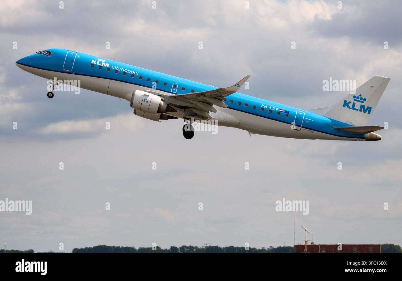 KLM Cityhopper Embraer E190 in decollo dall'aeroporto di Amsterdam Schiphol - PH-EZF Foto Stock