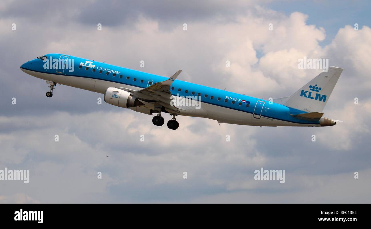KLM Cityhopper Embraer E190 in decollo dall'aeroporto di Amsterdam Schiphol - PH-EZF Foto Stock