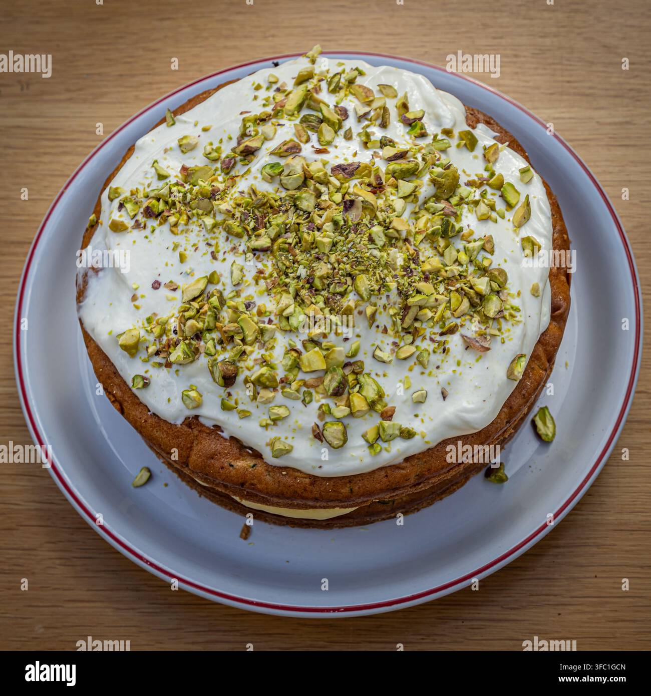 Una deliziosa torta su un piatto, pronta da mangiare Foto Stock