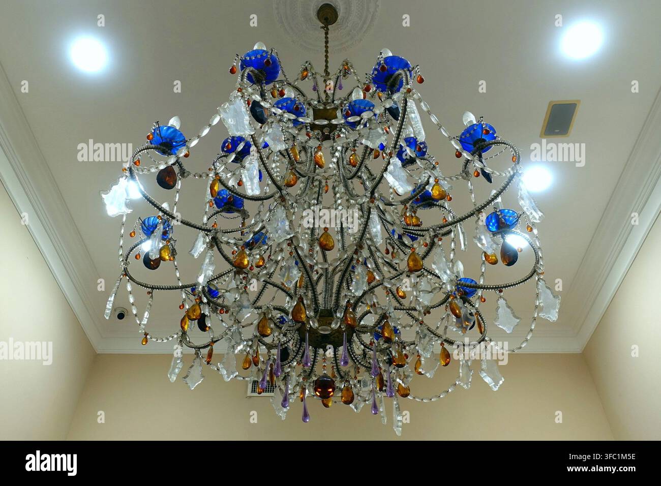 Lussuoso lampadario di cristallo con pendenti blu e ambra Foto Stock