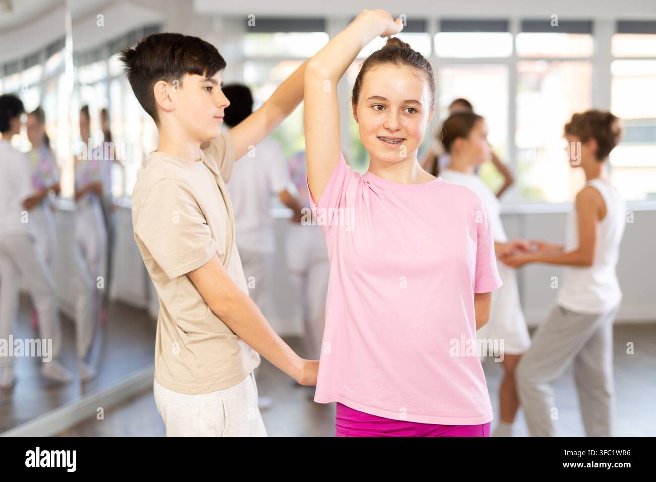 Ragazzi e ragazze che ballano le coppie ballano Foto Stock