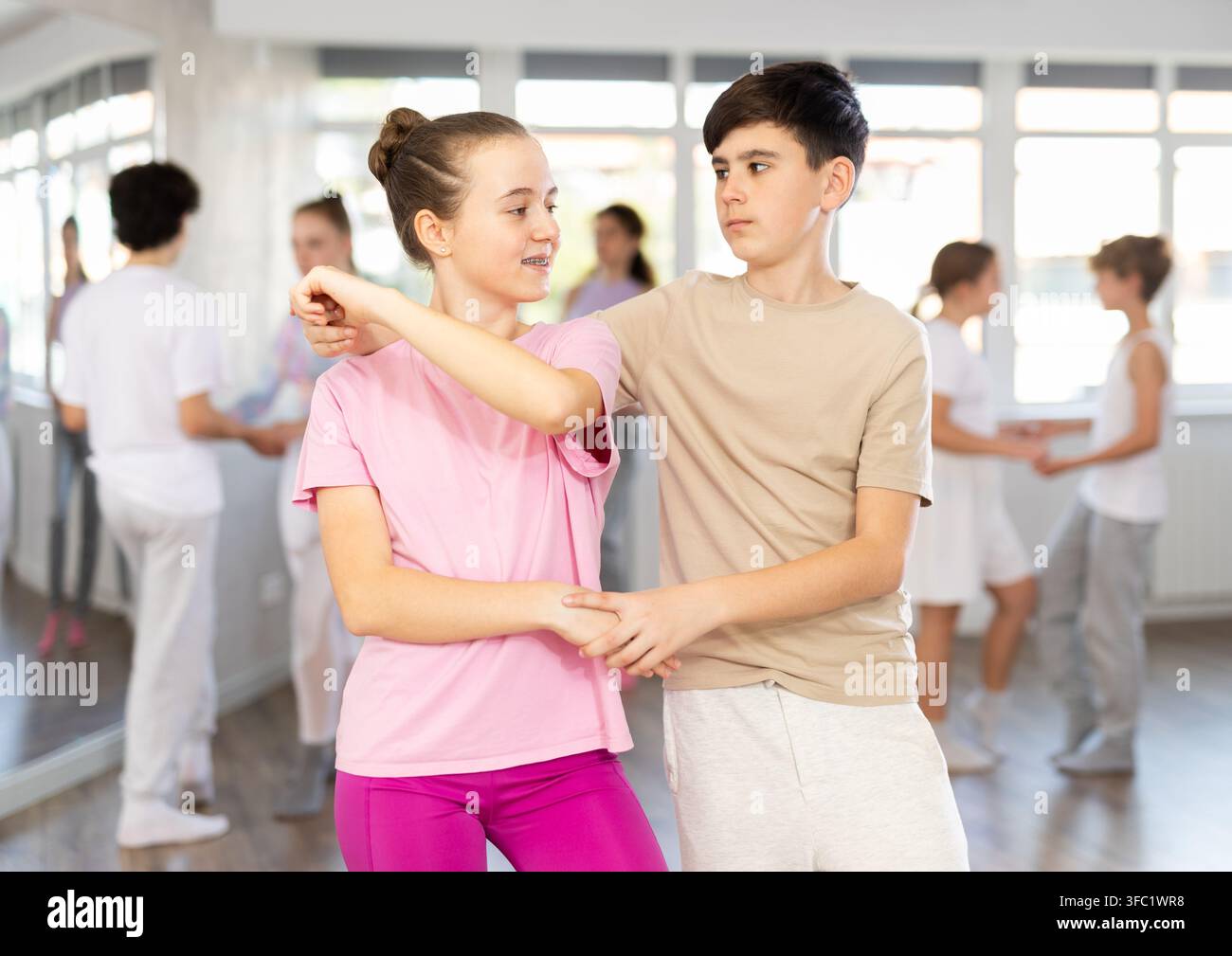Ragazzi e ragazze che ballano le coppie ballano Foto Stock