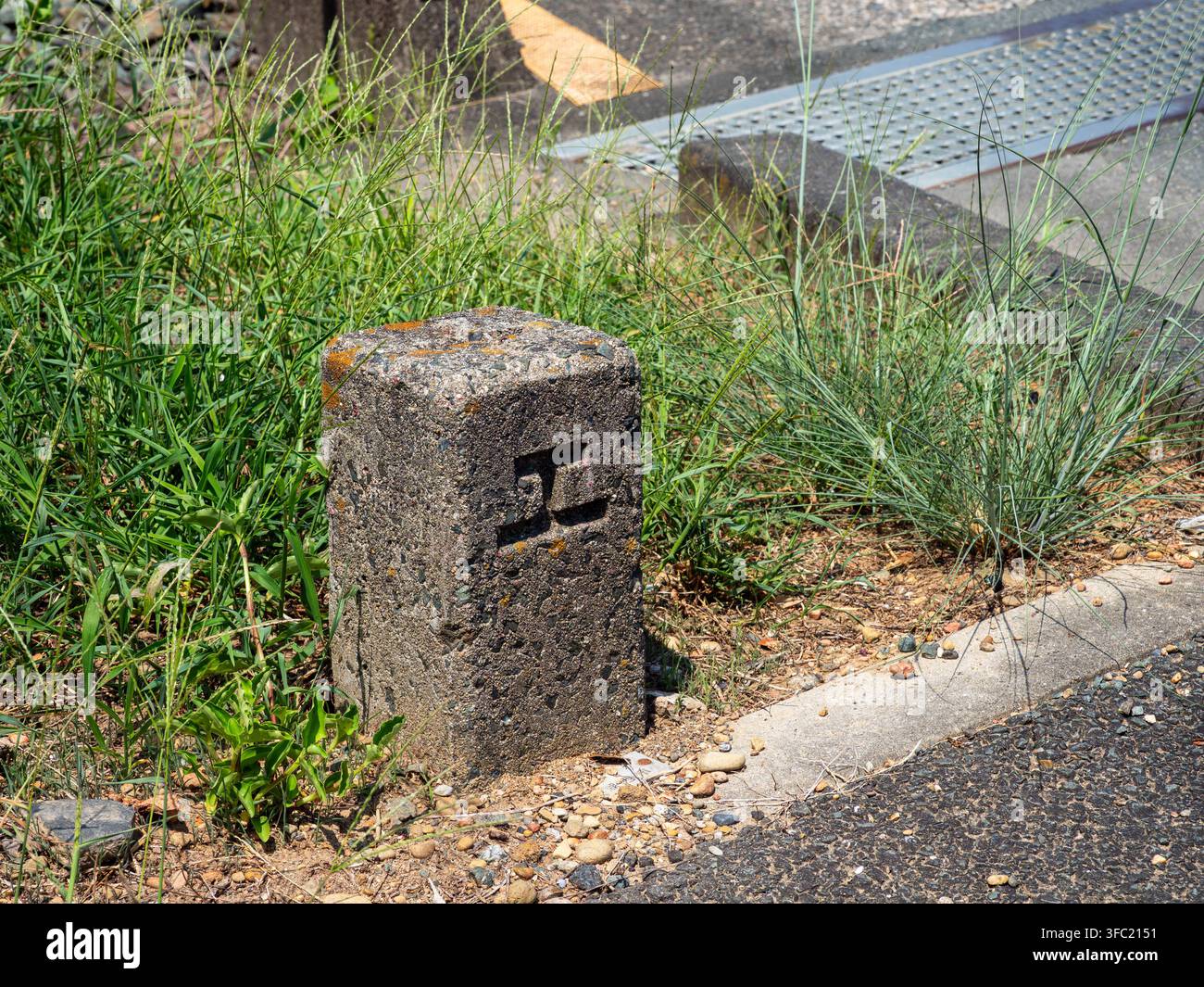 Ex marcatore di confine JNR vicino alla stazione di Omori sulla ferrovia Tenryu Hamanako a Kosai, Shizuoka, Giappone, il 25 agosto 2026. Foto Stock