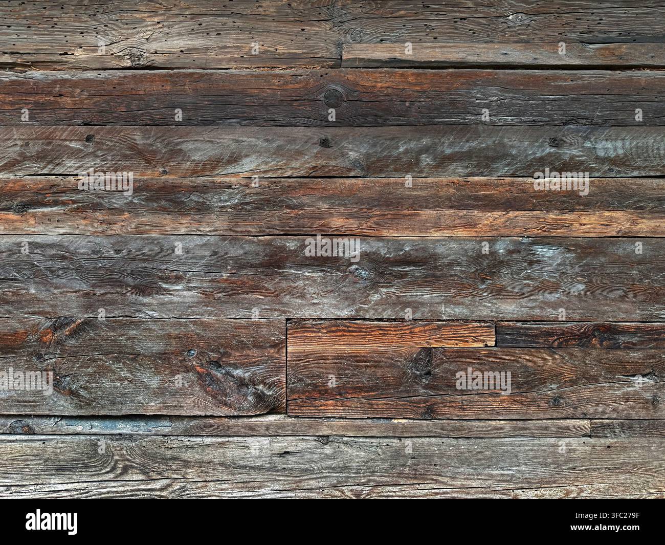 Texture di legno consumato da una vecchia casa di legno Foto Stock