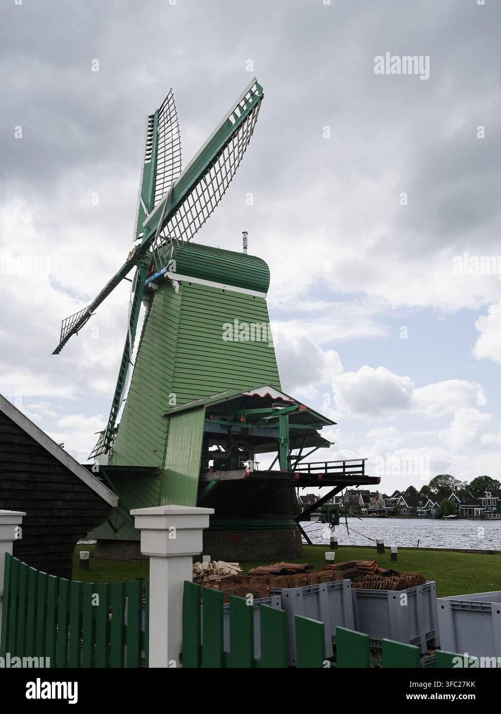 Molino a vento tradizionale olandese situato nel villaggio patrimoniale all'aperto di Zaanse Schans nei Paesi Bassi Foto Stock