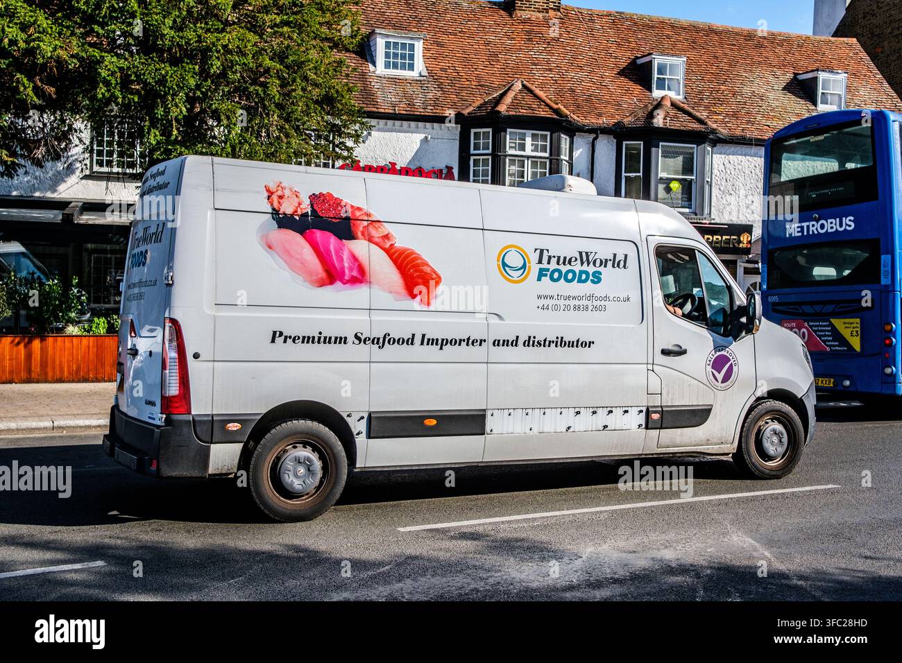 Londra UK, 25 agosto 2026, Primo piano di un vero furgone di importazione e distribuzione di frutti di mare di alimenti mondiali in guida su una strada principale del centro città Foto Stock