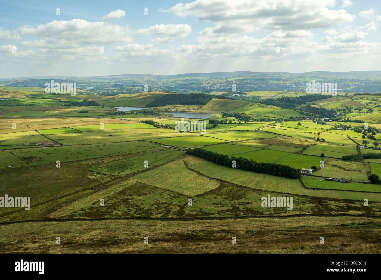 Vista dal Pendle Hill verso i bacini idrici di Blackmoss. Lancashire, Regno Unito Foto Stock