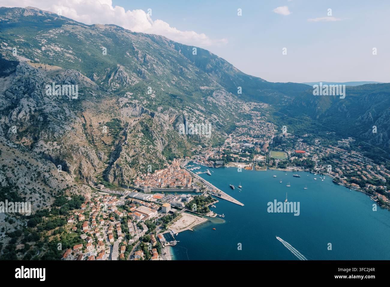 Vista aerea della città vecchia di Cattaro e della baia circondata dalle montagne Foto Stock