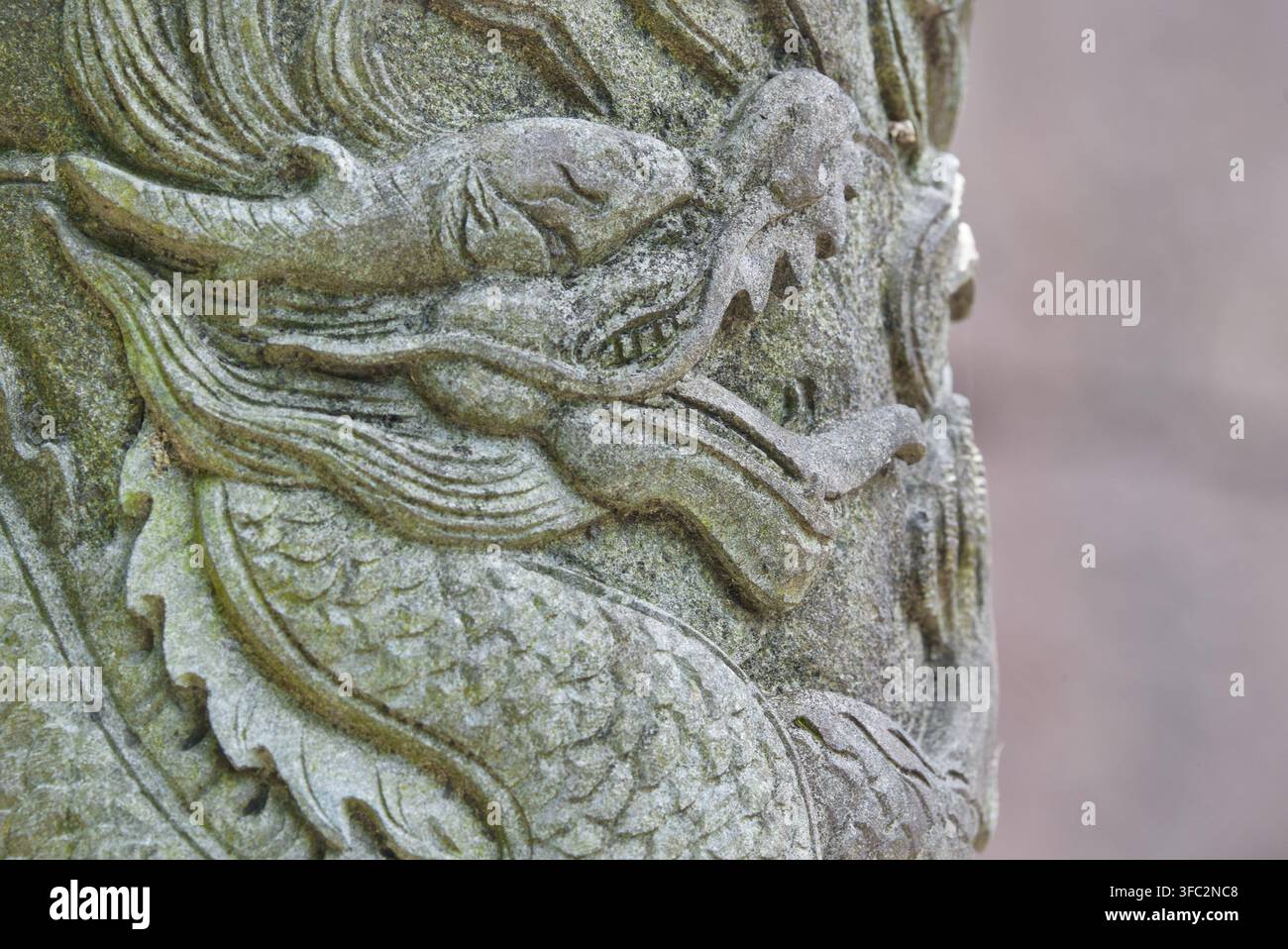 Campana serale di Nanping (南屏晚钟) al Lago Occidentale di Hangzhou, in Cina, con intaglio della testa di drago su una balaustra di pietra Foto Stock