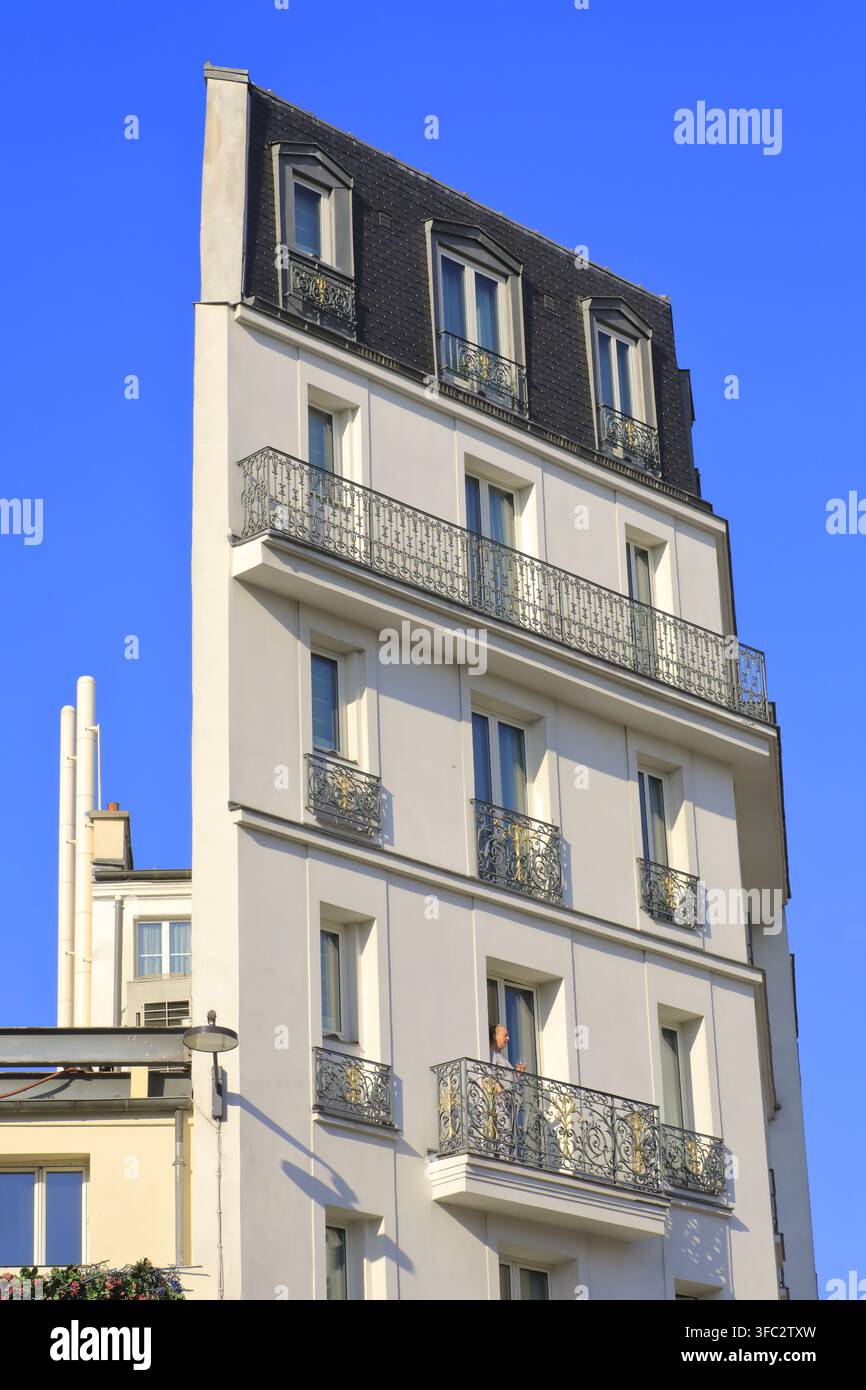Francia, Parigi (75), quartiere Pigalle, Place Blanche, donna che beve su un balcone di un edificio insolito Foto Stock