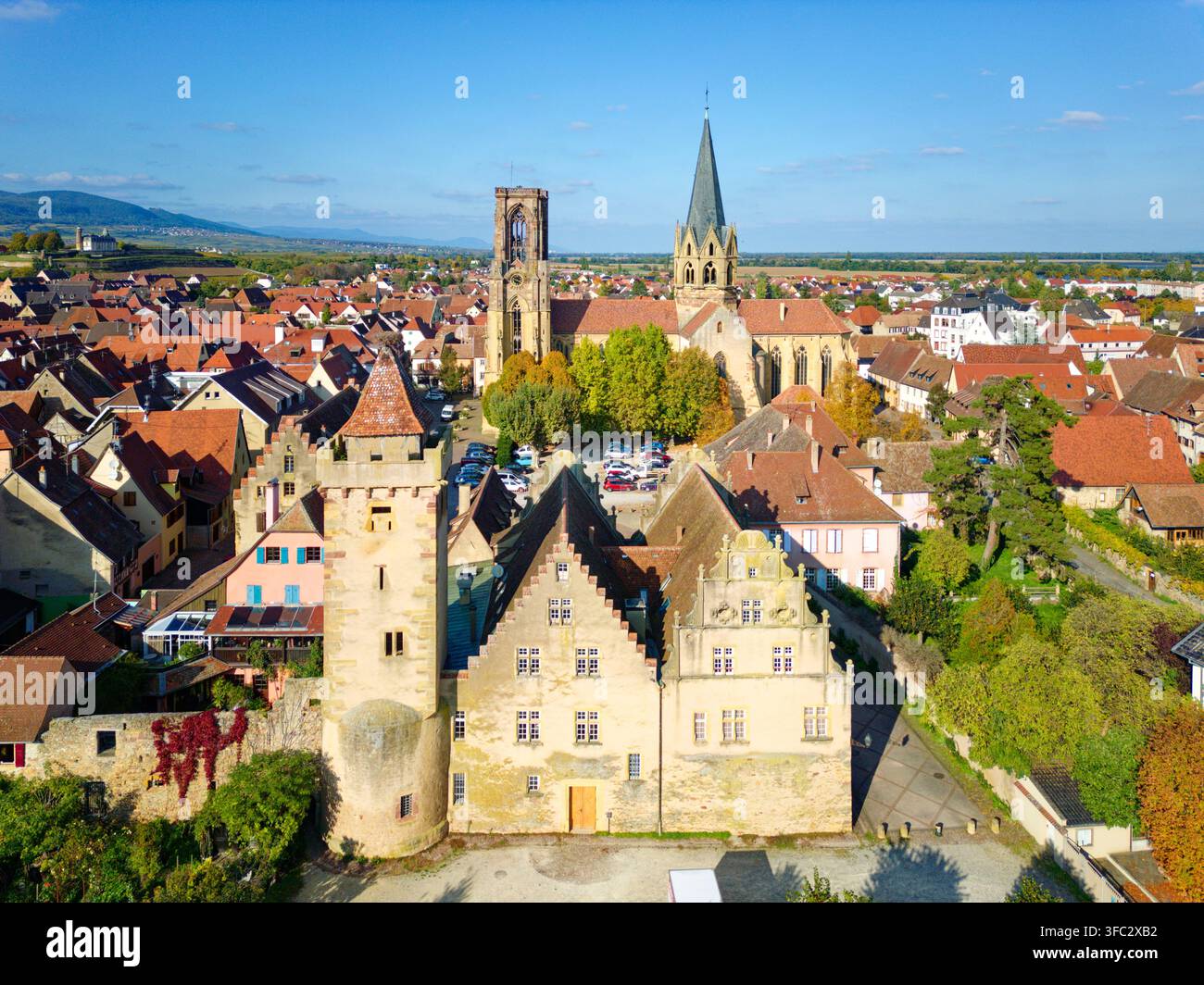 Francia, Haut Rhin, Strada dei Vini d’Alsazia, villaggio di Rouffach, chiesa di Notre-Dame e torre delle streghe Foto Stock