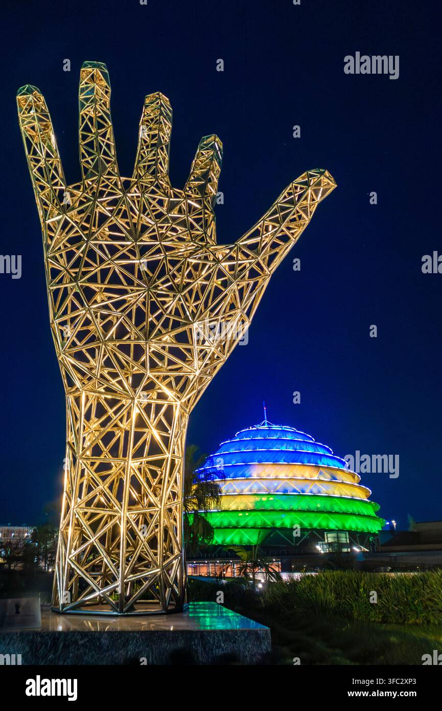 Ruanda, Kigali, centro città, Sheikh Tamim Bin Hamad Al Thani, Premio internazionale per l'eccellenza nella lotta alla corruzione; questa statua è stata eretta in riconoscimento degli sforzi del popolo ruandese e del presidente Paul Kagame nella lotta alla corruzione; sullo sfondo, il Centro Congressi di Kigali Foto Stock