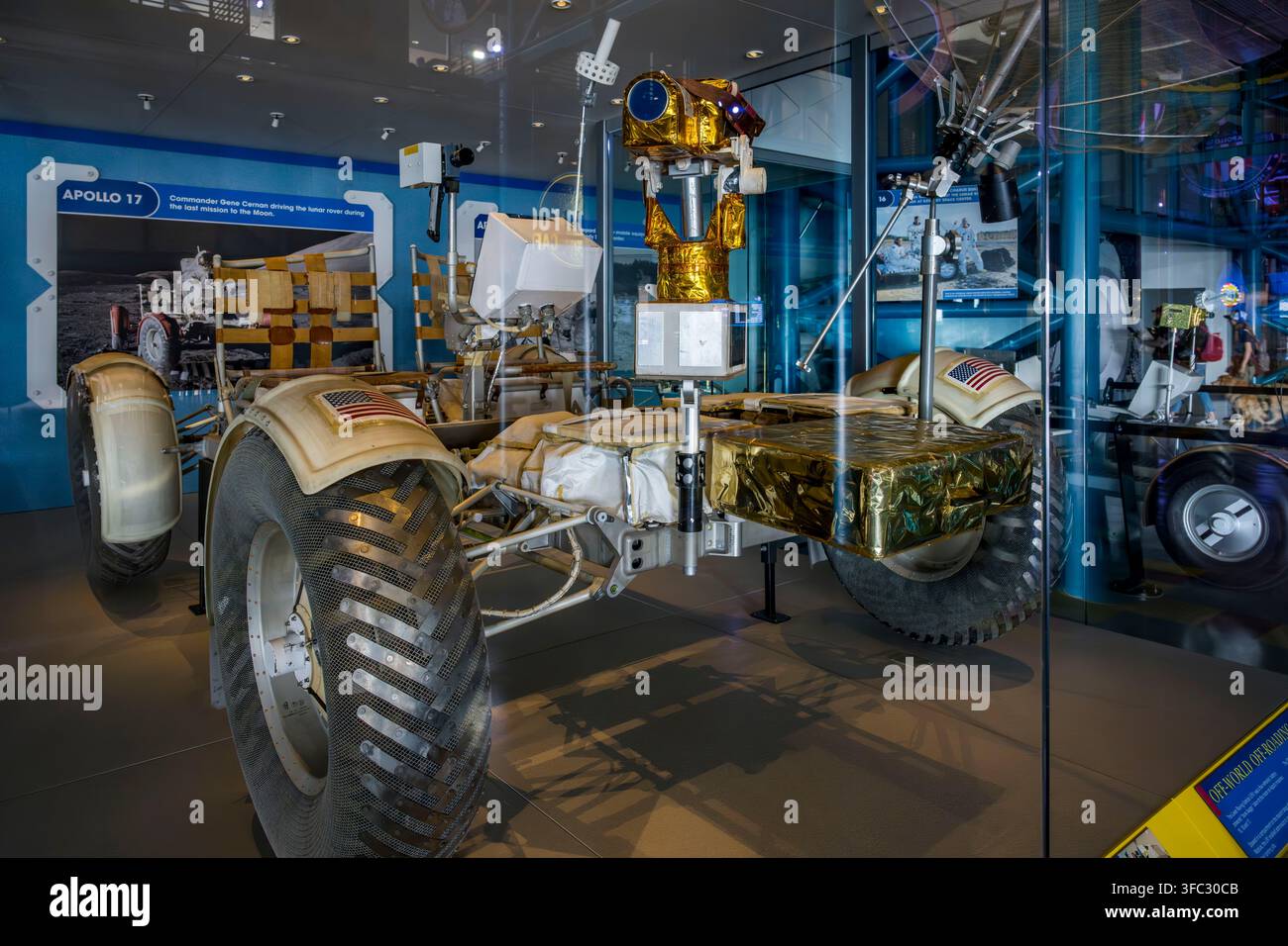 Stati Uniti, Florida, Kennedy Space Center (KSC), il complesso visitatori del Kennedy Space Center, il centro Apollo-Saturn V, il Veicolo Lunare (LRV) delle missioni Apollo 15, 16 e 17 Foto Stock
