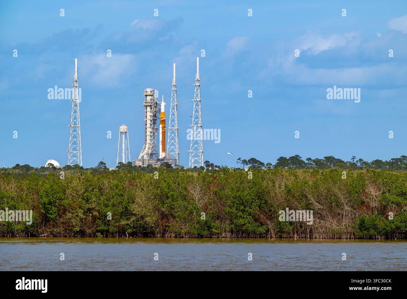 Stati Uniti, Florida, Kennedy Space Center (KSC), il razzo lunare Artemis II della NASA al Complesso di Lancio 39 - Rampa di Lancio B, nel giorno del lancio, 1 aprile 2026 Foto Stock
