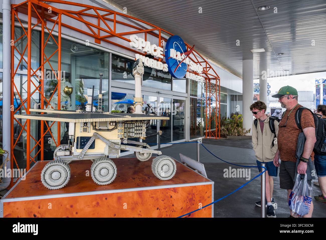Stati Uniti, Florida, Kennedy Space Center (KSC), il complesso turistico del Kennedy Space Center, rover della missione Mars Exploration Rover (MER) in Lego Foto Stock