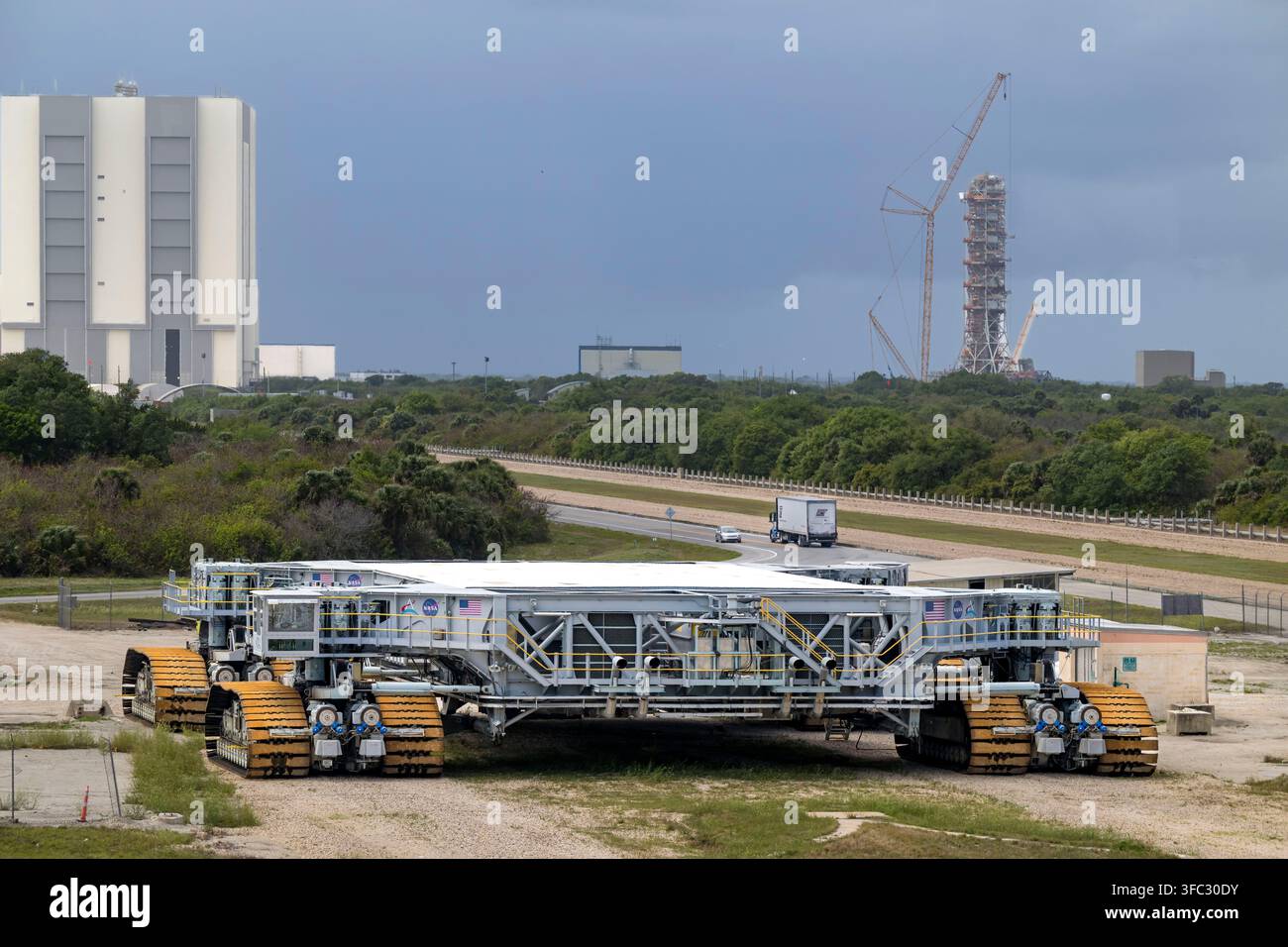 Stati Uniti, Florida, Kennedy Space Center (KSC), il crawler e la piattaforma di lancio mobile (Mobile Launcher Platform, MLP) per spostare i razzi dall'edificio di assemblaggio alla piattaforma di lancio Foto Stock