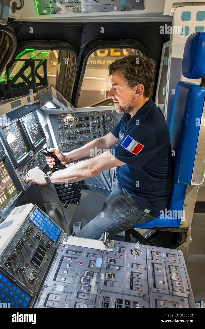 Stati Uniti, Florida, Kennedy Space Center (KSC), il complesso visitatori del Kennedy Space Center, Space Shuttle Atlantis, riproduzione giocosa del cockpit e ritratto di Fabrice Del Taglia, CEO di Nomade Aventure, in occasione del lancio del razzo lunare Artemis II della NASA Foto Stock