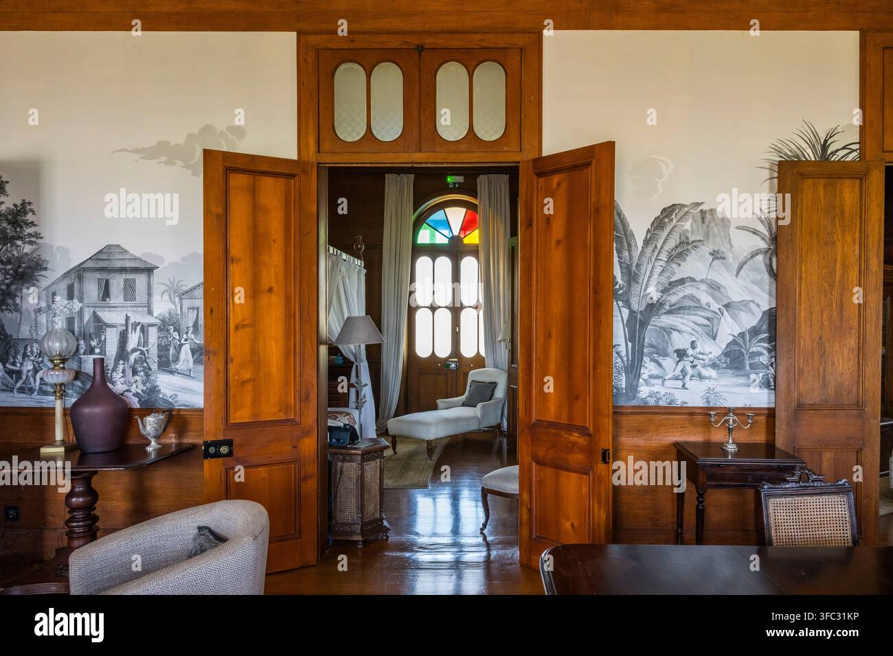Mauritius, distretto di Savanne, Bel Ombre, lo château de Bel Ombre, una ex casa coloniale di piantagione costruita nel 1810, il soggiorno con carta da parati Rixheim Foto Stock