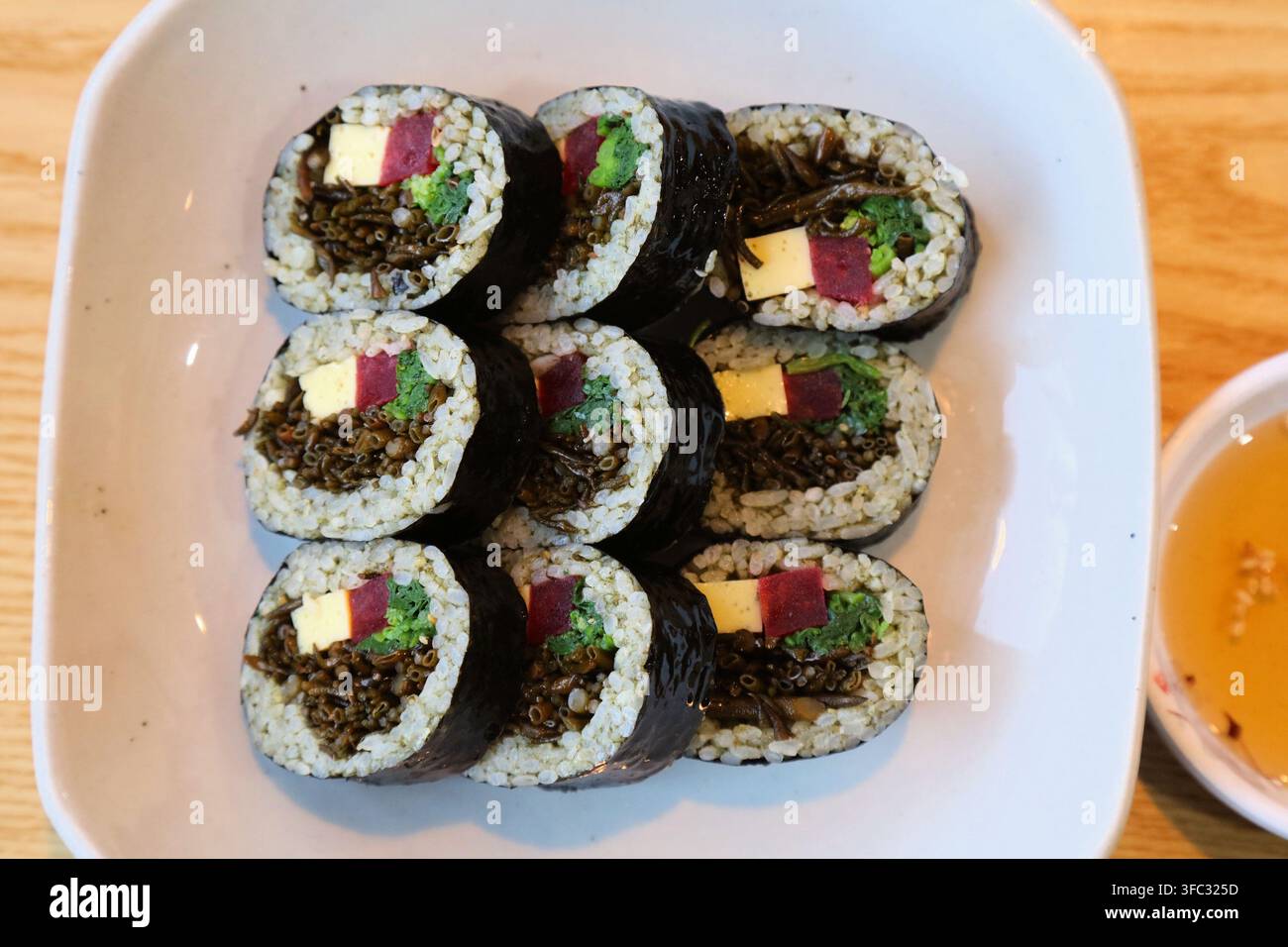 Panino di riso fast food Gimbap in un ristorante locale a Busan, Corea del Sud. Cibo coreano. Foto Stock