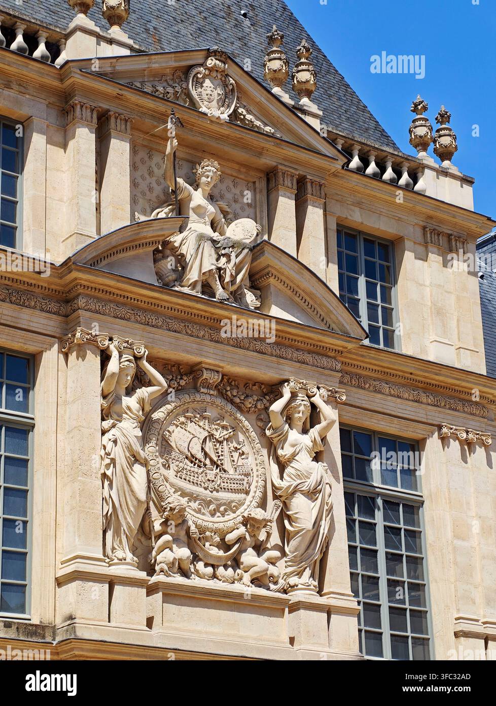 Francia, Parigi, quartiere del Marais, museo Carnavalet, cariatidi e stemma della città di Parigi Foto Stock