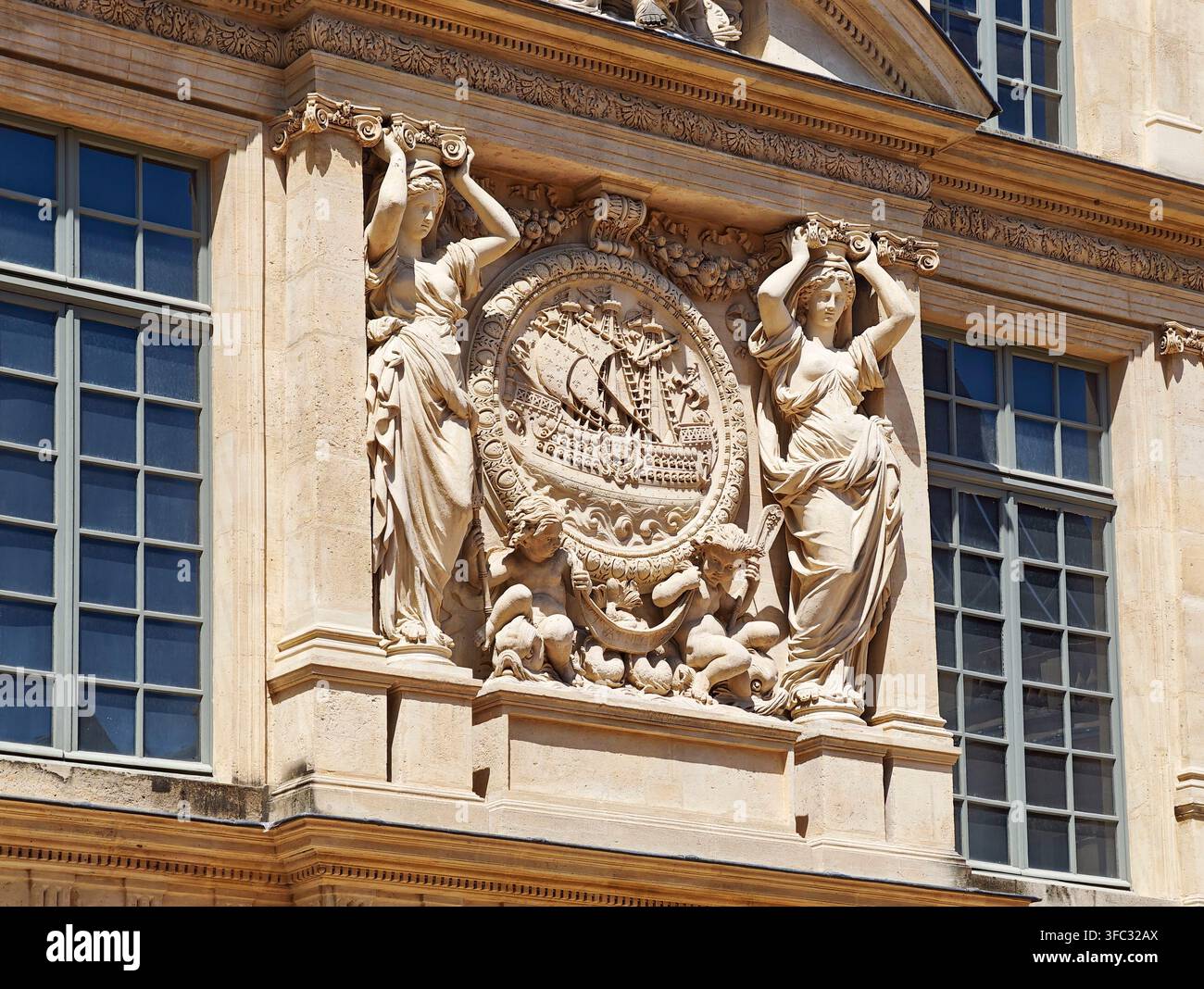 Francia, Parigi, quartiere del Marais, museo Carnavalet, cariatidi e stemma della città di Parigi Foto Stock