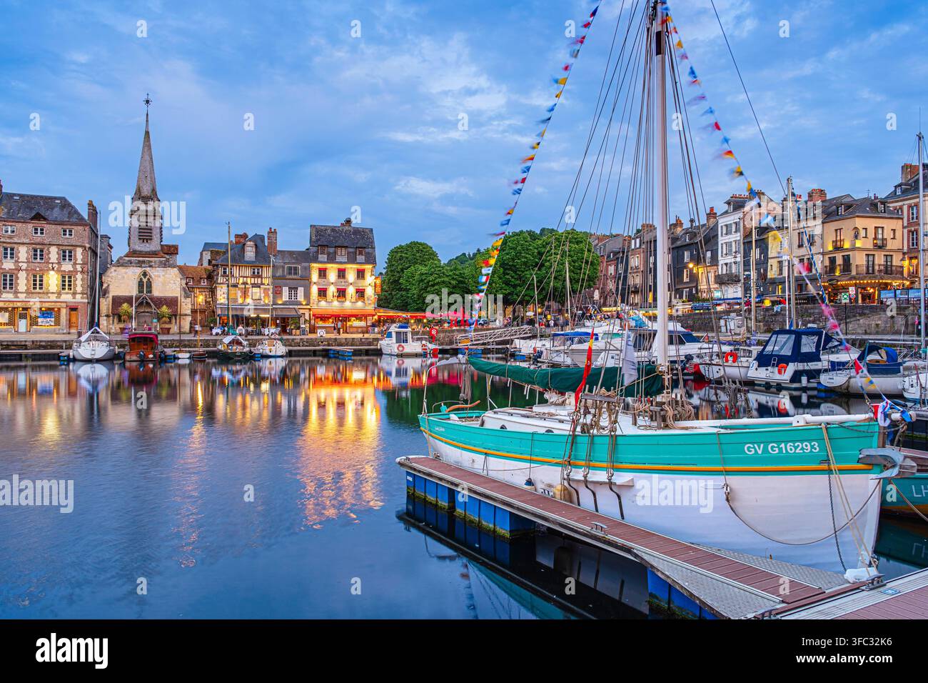 Francia, Calvados, Pays d'Auge, Honfleur, il Bacino Vecchio, molo Saint Etienne Foto Stock