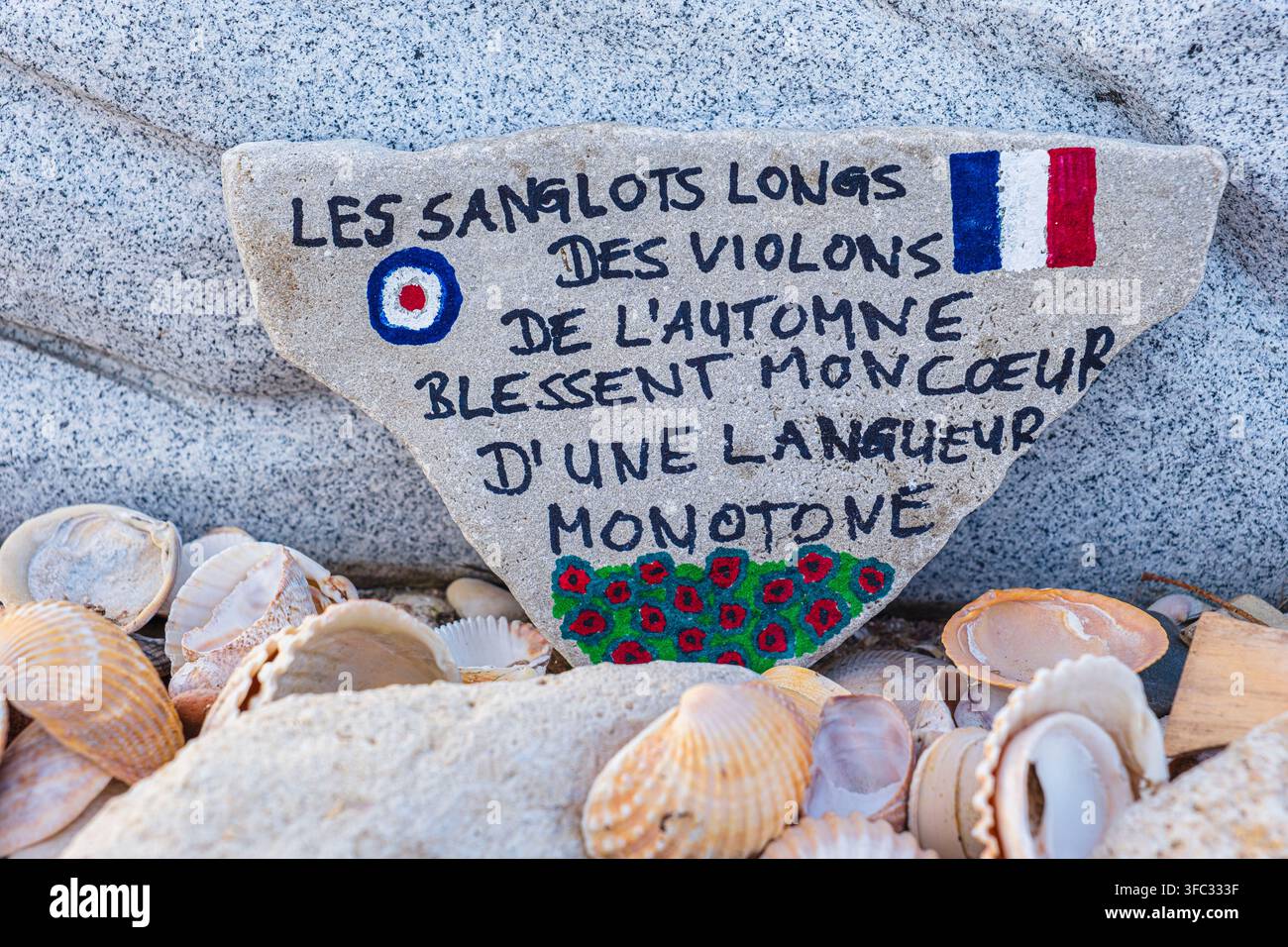 Francia, Calvados, Costa di Nacre, Ouistreham, tributo a Philippe Kieffer (1899-1962), ufficiale di marina francese che partecipò agli sbarchi in Normandia nel giugno 1944, poesia Chanson d'Automne di Paul Verlaine Foto Stock