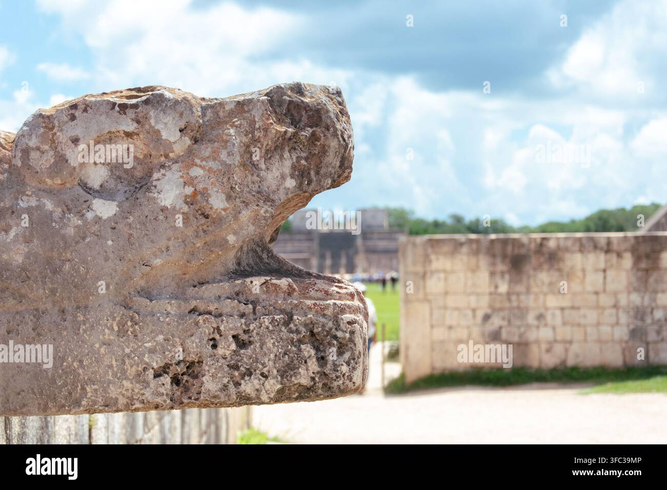 Yucatán, Messico, 07 settembre 2017; Antica testa di serpente in pietra che rappresenta Kukulkan nel sito archeologico Maya. Foto Stock