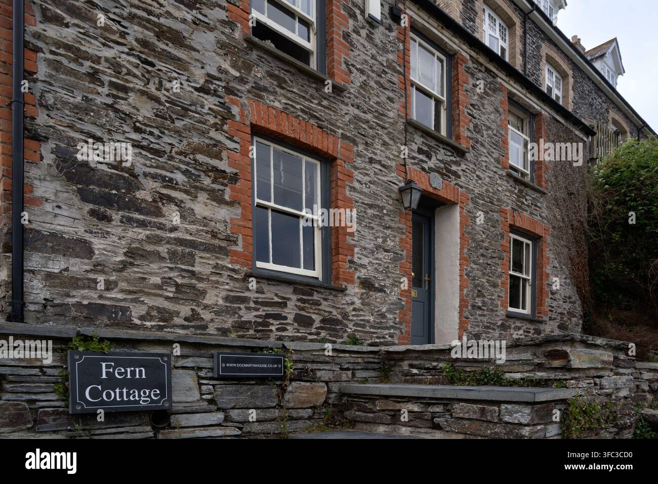 PORT ISAAC, CORNWALL - 27 LUGLIO 2026: La casa utilizzata per la serie TV Doc Martin con il nome della casa Foto Stock