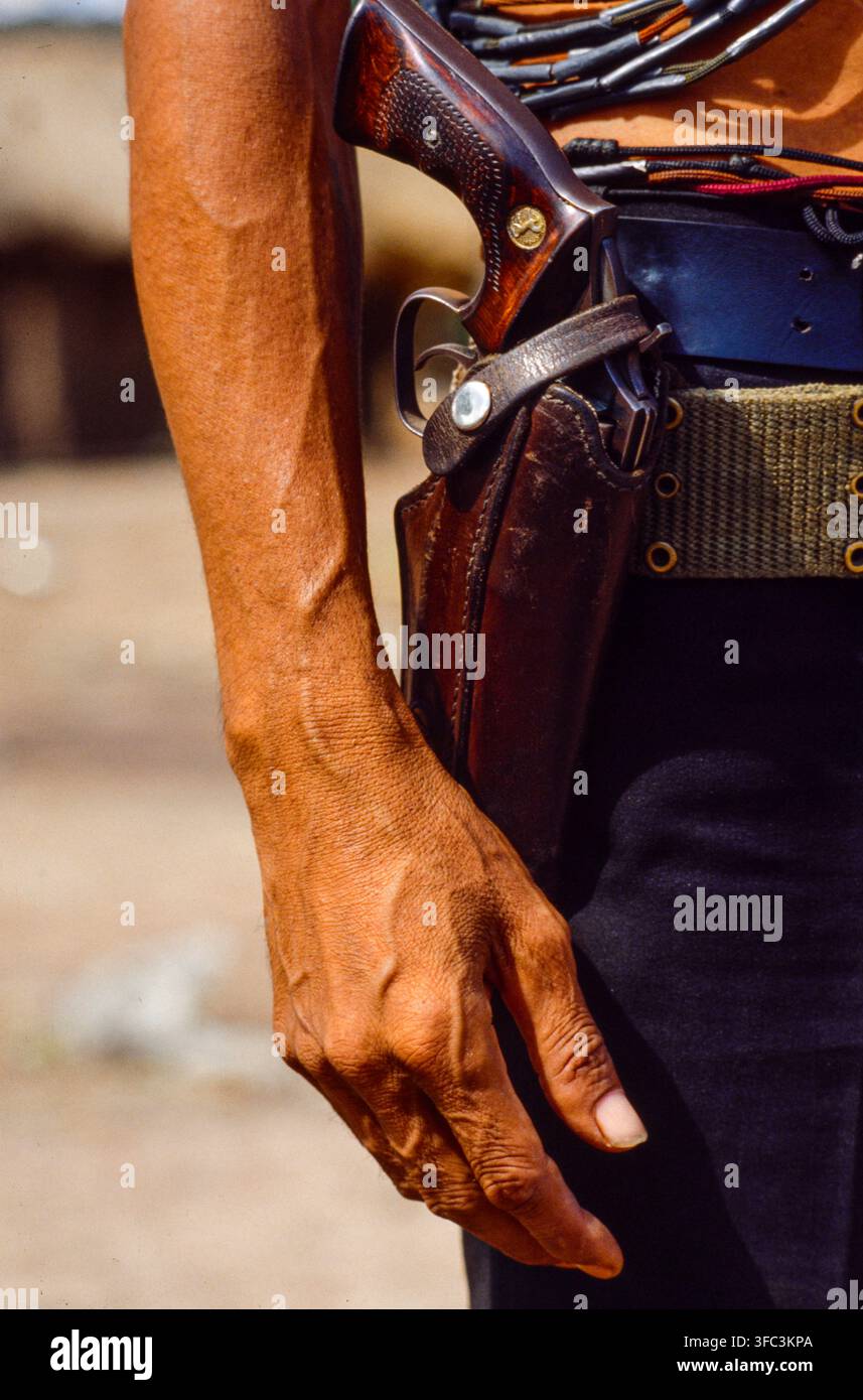 Soldato Khmer Serai con la sua pistola al campo di Non Mak Mun al confine tra Thailandia e Cambogia, nov. 1979. Questo campo controllato dai Khmer Serei ospitava 80.000 rifugiati cambogiani Foto Stock