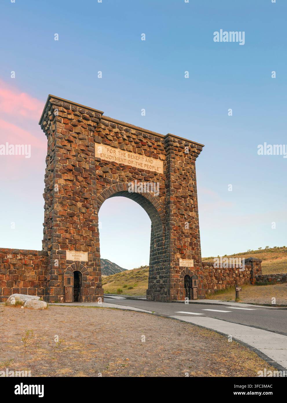 Montana. USA - 11 luglio 2026 - L'arco Roosevelt all'ingresso nord del parco nazionale di Yellowstone a Gardiner, Montana Foto Stock