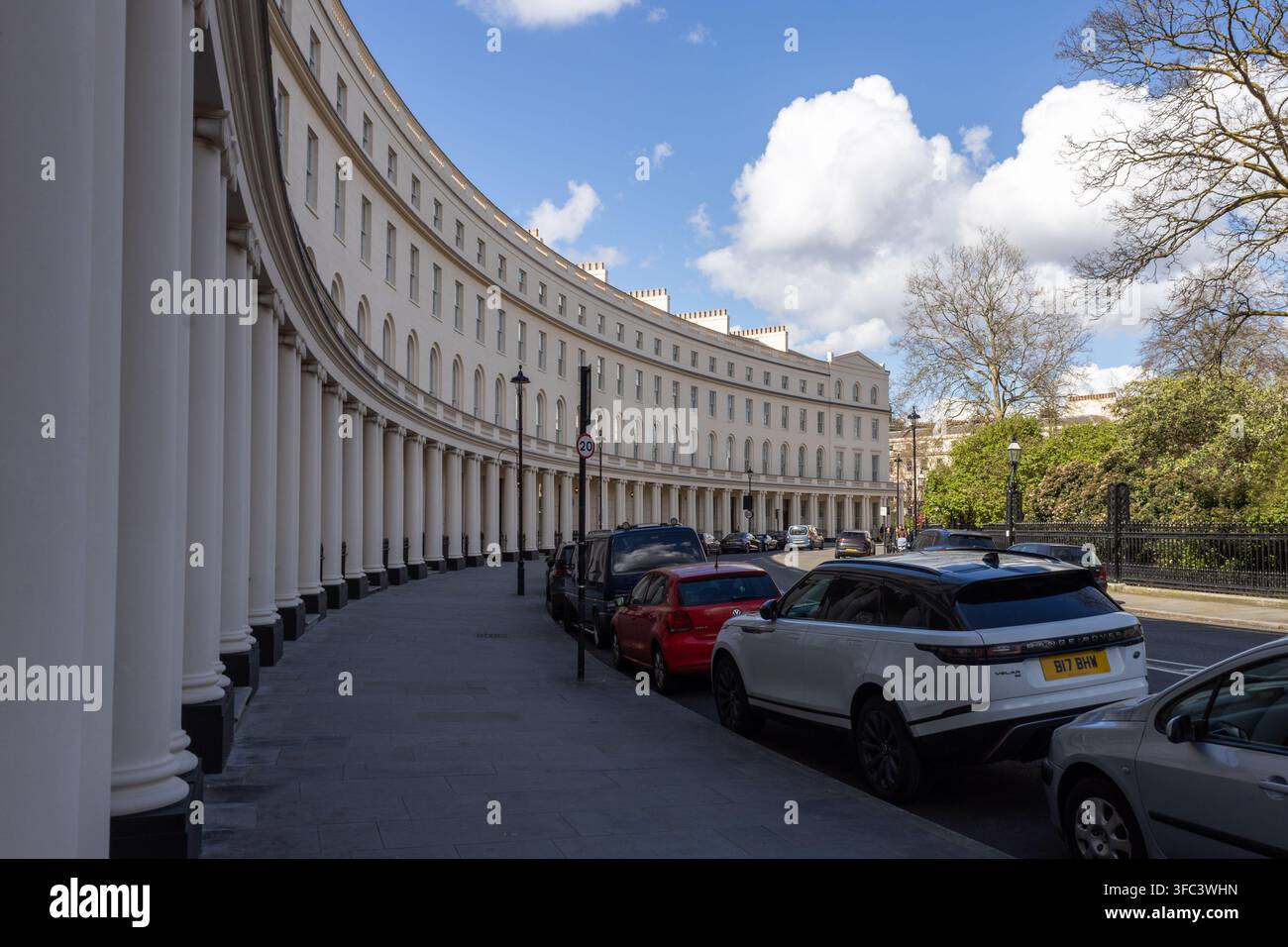 Terrazzo curvo di architettura neoclassica londinese. Londra, Regno Unito, 1 aprile 2024 Foto Stock