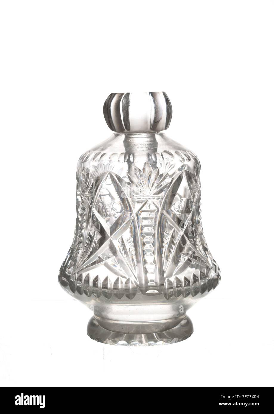 Caraffa in cristallo intagliato vintage con tappo isolato su sfondo bianco Foto Stock