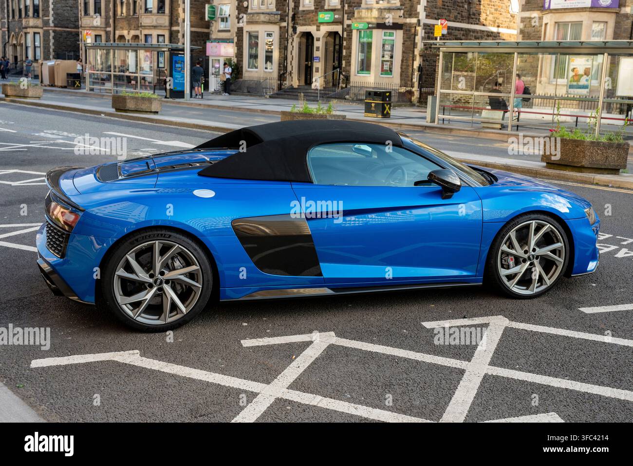 Audi R8 V10 Performance Spyder parcheggiata sul ciglio della strada nel centro città di Cardiff, UK Foto Stock