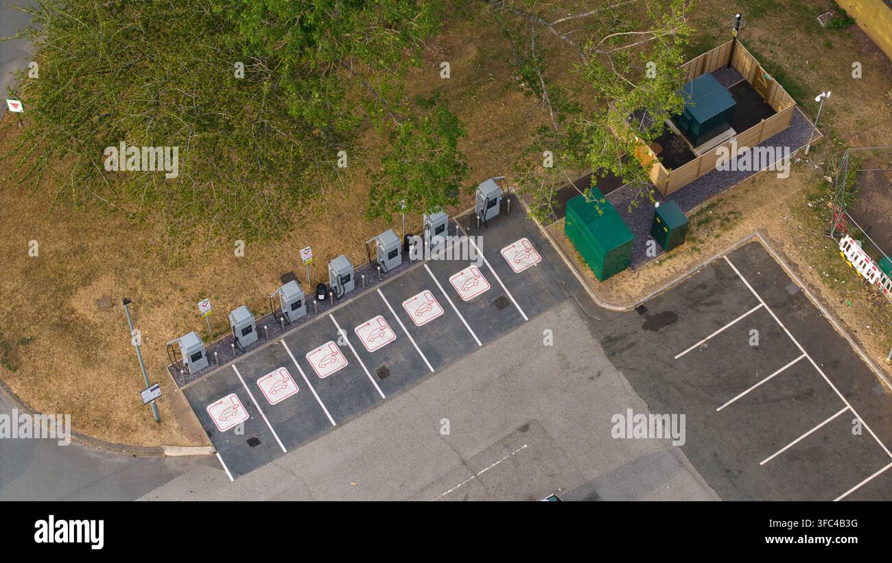 Vista aerea della stazione di ricarica per veicoli elettrici ai Corley Northbound Services sull'autostrada M6 con posteggi segnalati e armadi di servizio in Foto Stock